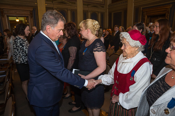 Presidentti Sauli Niinistö ja puoliso Jenni Haukio onnittelivat äitienpäiväjuhlassa palkitut äidit. Kuva: Matti Matikainen