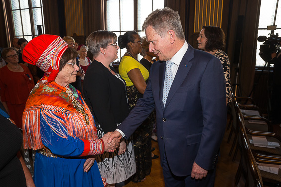 Presidentti Niinistö onnittelee inarilaisen porotilan emäntää Inga Näkkäläjärveä. Kuva: Matti Matikainen