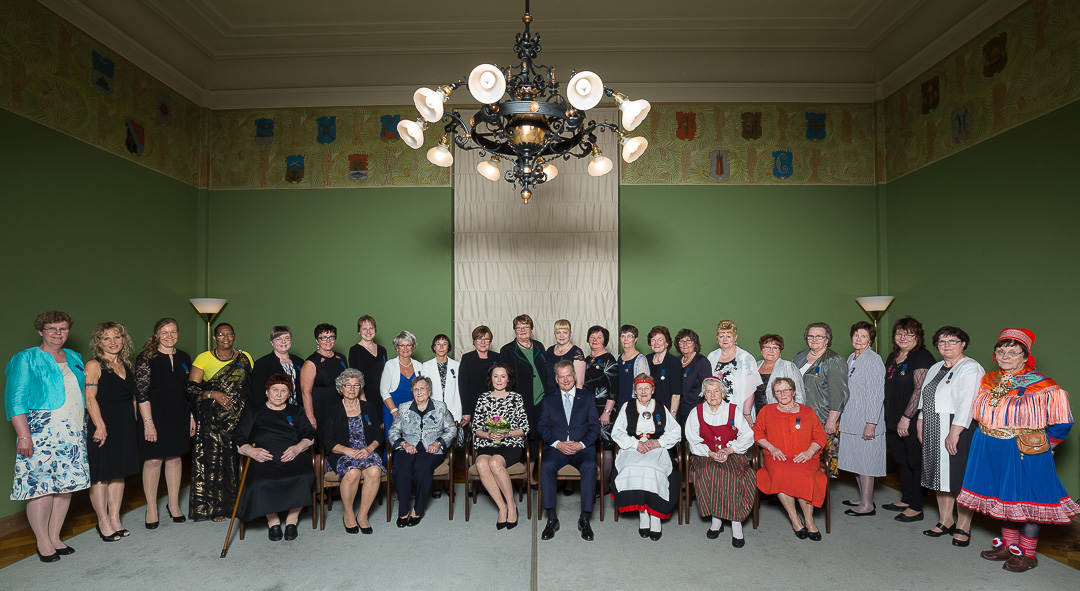 Äitienpäiväjuhlassa palkitut äidit ryhmäkuvassa presidenttiparin kanssa. Kuva: Matti Matikainen