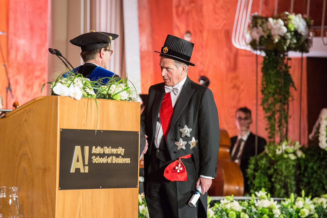 Presidentti Niinistö vastaanotti tohtorin hatun ja kunniakirjan professori Pekka Ilmakunnaalta. Kuva: Mikko Raskinen/ Aalto-yliopisto