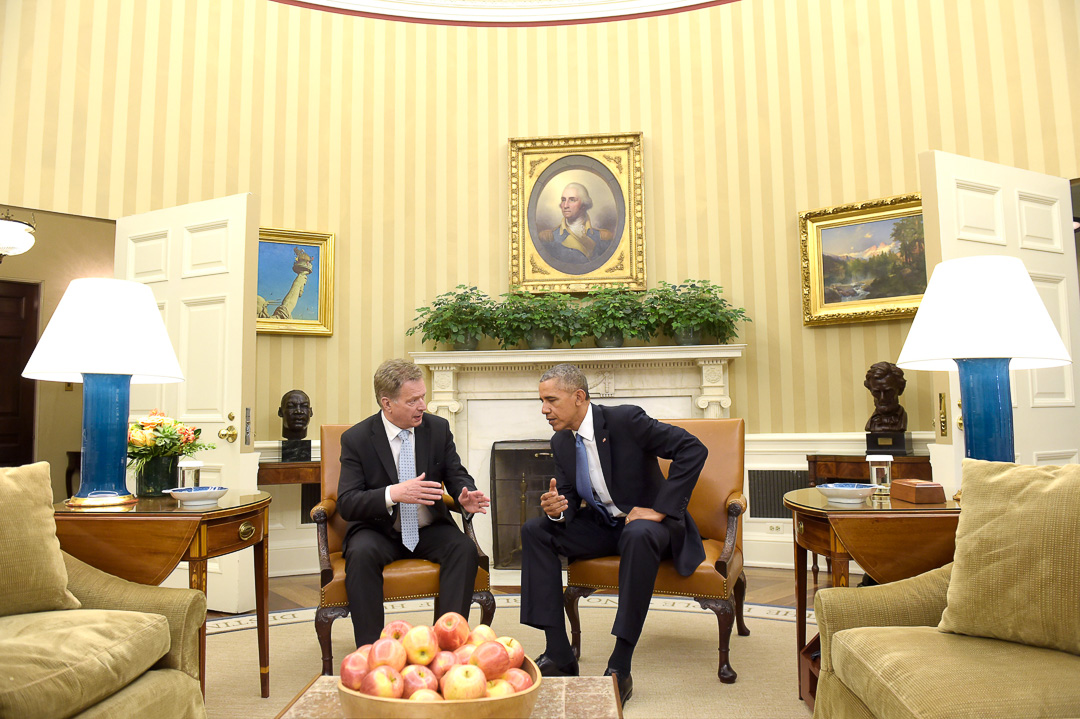 Presidentti Niinistö ja presidentti Obama keskustelevat Valkoisen talon työhuoneessa Oval Officessa 13. toukokuuta 2016. Kuva: Tasavallan presidentin kanslia