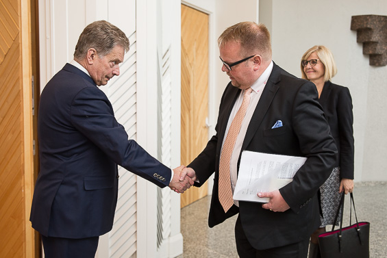 Presidentti Niinistö tervehtii Ahvenanmaan maakuntapäivien puhemiestä Johan Ehniä, takana maakuntapäivien pääsihteeri Susanne Eriksson. Kuva: Matti Porre/Tasavallan presidentin kanslia