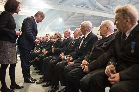 Innan huvudfesten inleddes hälsade presidentparet på veteraner från Uleåborgsregionen som förlänats utmärkelsetecken. Foto: Matti Porre/Republikens presidents kansli