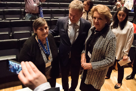 Presidentti Niinistö ja Elmira Ismayilova (vas.), Unescon Guillermo Cano -palkinnon saaneen journalistin Khadija Ismayilovan äiti, joka vastaanotti palkinnon. Hannele Kauppinen / Youth Newsroom