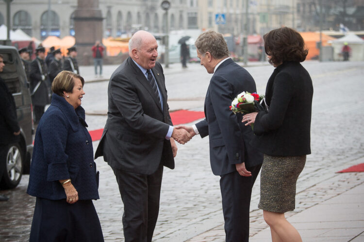  Presidentti Sauli Niinistö ja rouva Jenni Haukio vastaanottivat Australian kenraalikuvernööri Peter Cosgroven ja puoliso Lynne Cosgroven valtiovierailulle Suomeen. Kuva: Matti Porre/Tasavallan presidentin kanslia 