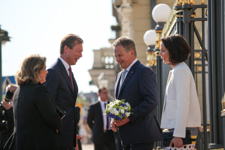  Tasavallan presidentti Sauli Niinistö ja puoliso Jenni Haukio ottivat vieraat vastaan Presidentinlinnan edessä. Kuva: Matti Porre/Tasavallan presidentin kanslia. 