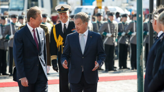  Suurherttua Henri ja presidentti Niinistö tarkastivat kunniakomppanian ja tervehtivät  Luxemburgin vierailudelegaation. Kuva: Juhani Kandell/Tasavallan presidentin kanslia. 