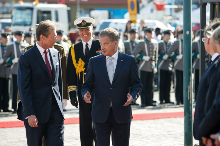  Suurherttua Henri ja presidentti Niinistö tarkastivat kunniakomppanian ja tervehtivät  Luxemburgin vierailudelegaation. Kuva: Juhani Kandell/Tasavallan presidentin kanslia. 