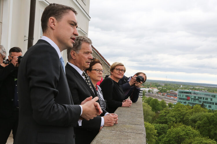 Viron pääministeri Taavi Roivas kertoi, että kirkkaalla säällä pääministerin työhuoneen parvekkeelta näkyy Suomikin. Kuva: Juhani Kandell/Tasavallan presidentin kanslia