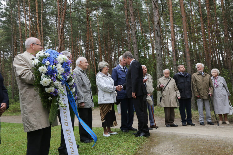 Heitä on elossa enää 68, sunnuntaina heitä oli vielä 69. Presidentti Niinistö kiitti Suomen-poikia, jatkosodan virolaisia vapaaehtoisia ja laski seppeleen muistomerkille Metsäkalmistussa. Kuva: Juhani Kandell/Tasavallan presidentin kanslia