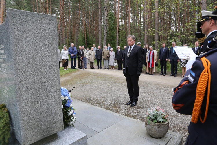 Heitä on elossa enää 68, sunnuntaina heitä oli vielä 69. Presidentti Niinistö kiitti Suomen-poikia, jatkosodan virolaisia vapaaehtoisia ja laski seppeleen muistomerkille Metsäkalmistussa. Kuva: Juhani Kandell/Tasavallan presidentin kanslia