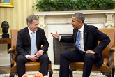 Presidentti Niinistö ja presidentti Obama keskustelevat Valkoisen talon työhuoneessa Oval Officessa. Kuva: Tasavallan presidentin kanslia