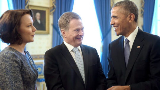 Presidentti Obama keskusteluissa presidentti Niinistön ja rouva Haukion kanssa Valkoisessa talossa. Kuva: Lehtikuva/Tasavallan presidentin kanslia