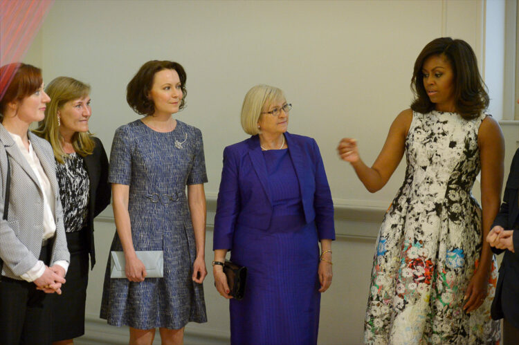 Puolisoiden vierailuohjelmaa Renwick-galleriassa. Rouva Michelle Obama (oik.) ja Islannin pääministerin puoliso Elsa Ingjaldsdottir (vas.), Tanskan pääministerin puoliso Sólrun Løkke Rasmussen, rouva Jenni Haukio sekä Ruotsin pääministerin puoliso Ulla Löfven. Kuva: Lehtikuva/Tasavallan presidentin kanslia