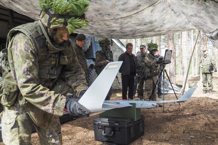 Överbefälhavaren inspekterade arméns övning KAAKKO16 den 30 maj 2016. Minidrönaren Orbiter förevisades och beväringar med drönare som hobby fick delta. Foto: Katri Makkonen/Republikens presidents kansli