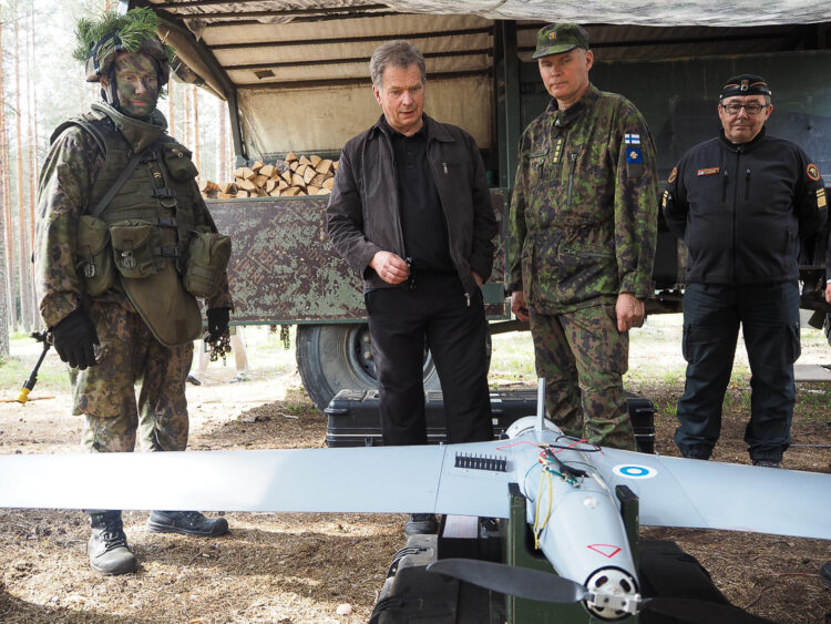 President Niinistö följde övningen i terrängen och från kommandoplatserna. Presidenten i sällskap av försvarets kommendör general Jarmo Lindberg och Gränsbevakningsväsendets chef generallöjtnant Jaakko Kaukanen. Foto: Katri Makkonen/Republikens presidents kansli