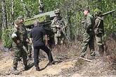  Under övningen förevisades för presidenten hur anfall kan stödjas genom indirekt eldgivning och luftvärn. Foto: Juhani Kandell/Republikens presidents kansli 