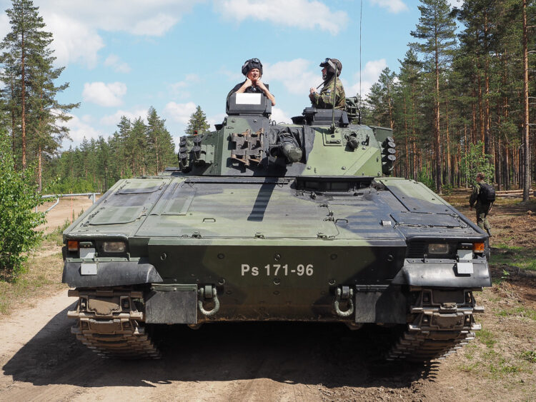 Överbefälhavaren bekantar sig men stridsfordonet CV9030. Foto: Katri Makkonen/Republikens presidents kansli 