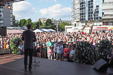 Iltapäivällä presidentti Niinistö puhui ja tapasi Kouvolan aurinkoisella torilla kaupunkilaisia. Suomessa on Euroopan korkein maanppuolustustahto, joka on nähty Suomen ulkopuolellakin. 'Suomalaisuuttakin arvostetaan sitä kautta, että siinä on porukka, joka pitää huolta asioistaan'. Kuva. Katri Makkonen/Tasavallan presidentin kanslia