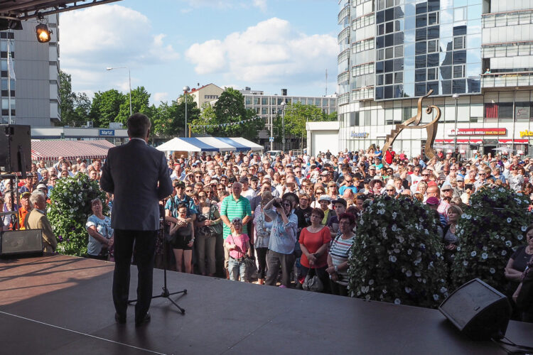 Iltapäivällä presidentti Niinistö puhui ja tapasi Kouvolan aurinkoisella torilla kaupunkilaisia. Suomessa on Euroopan korkein maanppuolustustahto, joka on nähty Suomen ulkopuolellakin. 'Suomalaisuuttakin arvostetaan sitä kautta, että siinä on porukka, joka pitää huolta asioistaan'. Kuva. Katri Makkonen/Tasavallan presidentin kanslia