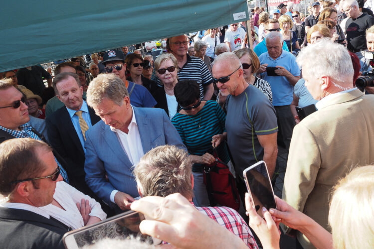  President Niinistö träffade stadsbor på torget i Kouvola. Foto: Katri Makkonen/Republikens presidents kansli 