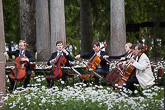  Kultarannassa järjestettiin Naantalin musiikkijuhlien puistokonsertti sunnuntaina 12. kesäkuuta. Konsertin avasi Naantali Cello Ensemble, joka esitti mm. Griegia, Sibeliusta ja Piazzollaa. Kuva: Matti Porre/Tasavallan presidentin kanslia 