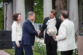  Presidenttipari kukitti konsertin päätteeksi Key Ensemblea ja Tapiolan kuoroa johtaneen Teemu Honkasen ja Naantali Cello Ensemblen Hannu Kiisken. Kuva: Matti Porre/Tasavallan presidentin kanslia 