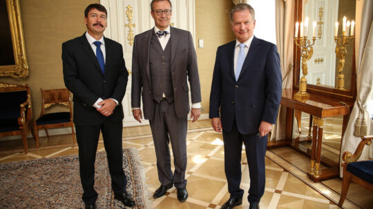 Unkarin presidentti János Áder ja Viron presidentti Toomas Hendrik Ilves vierailivat Suomessa. Tasavallan presidentti Sauli Niinistö tapasi vieraat Presidentinlinnassa keskiviikkona 15. kesäkuuta, ja iltapäivällä kaikki kolme presidenttiä osallistuvat Lahdessa järjestettävään Suomalais-ugrilaisten kansojen maailmankongressiin. Kuva: Matti Porre/Tasavallan presidentin kanslia
