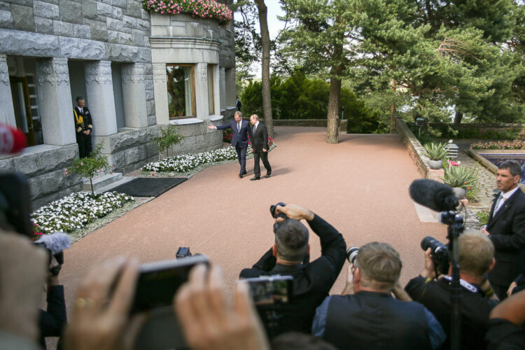  Presidentit siirtyivät keskusteluihin Kultarannan linnaan. Tapaamisen alkua oli seuraamassa runsaasti median edustajia. Kuva: Matti Porre/Tasavallan presidentin kanslia 