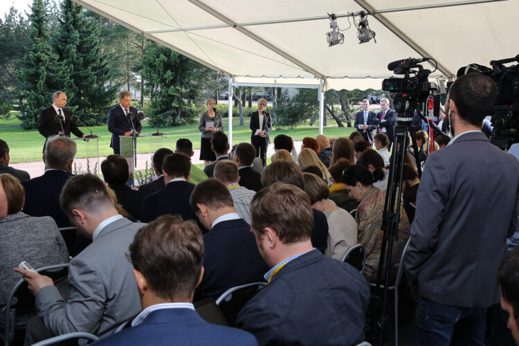  Presidenttien tiedotustilaisuus järjestettiin Kultarannan puistossa. Kuva: Juhani Kandell/Tasavallan presidentin kanslia 