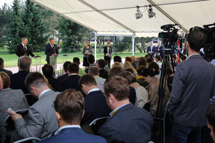 Rysslands president Vladimir Putin avlade ett arbetsbesök i Finland fredagen den 1 juli 2016. Republikens president Sauli Niinistö tog emot president Putin på Gullranda. Foto: Juhani Kandell/Republikens presidents kansli