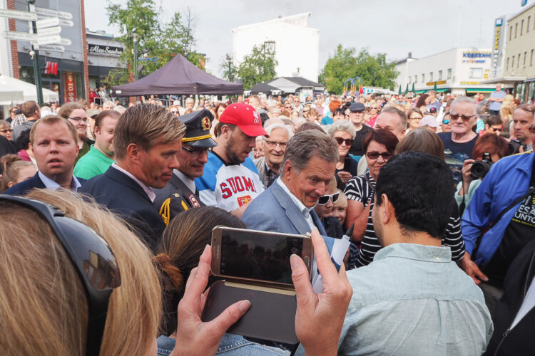  Imatralla presidentti Niinistö tapasi kaupunkilaisia kävelykatu Koskenpartaalla 29. kesäkuuta. Presidentti käsitteli puheessaan kaupunkilaisille mm. nuorten huomioimista ja kannustamista. Kuva: Katri Makkonen/Tasavallan presidentin kanslia 