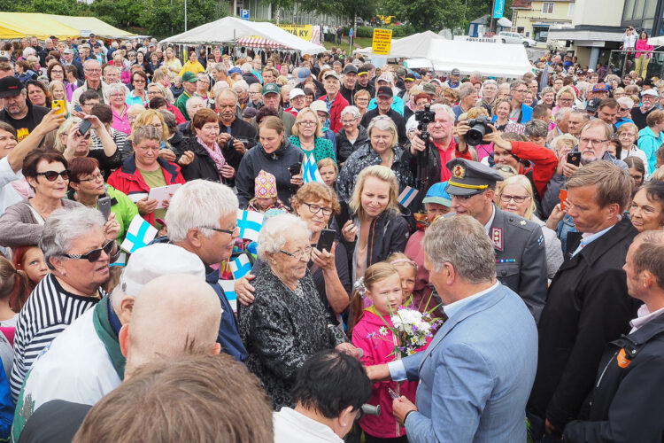  Torilla pidettyyn yleisötapahtumaan oli sateisesta säästä huolimatta presidenttiä kuulemaan ja tapaamaan saapunut satoja puumalalaisia ja kesäasukkaita. Kuva: Katri Makkonen/Tasavallan presidentin kanslia 