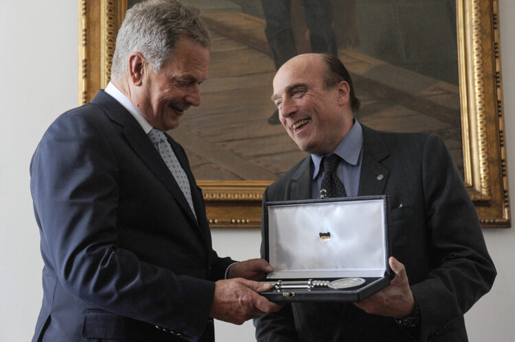  Daniel Martinez, the Mayor of the City of Montevideo, presented President Niinistö with the keys to the city on 17 August 2016. Photo: Presidencia de la Republica - ROU