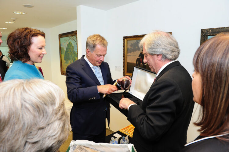  An exchange of gifts during the visit. Photo: Presidencia de la Republica - ROU