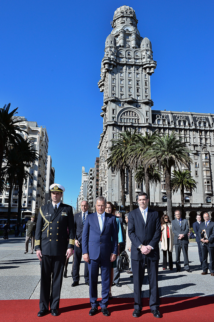President Niinistö laid a wreath at the monument to José Artigas in Montevideo on 17 August 2016. Photo: Presidencia de la Republica - ROU