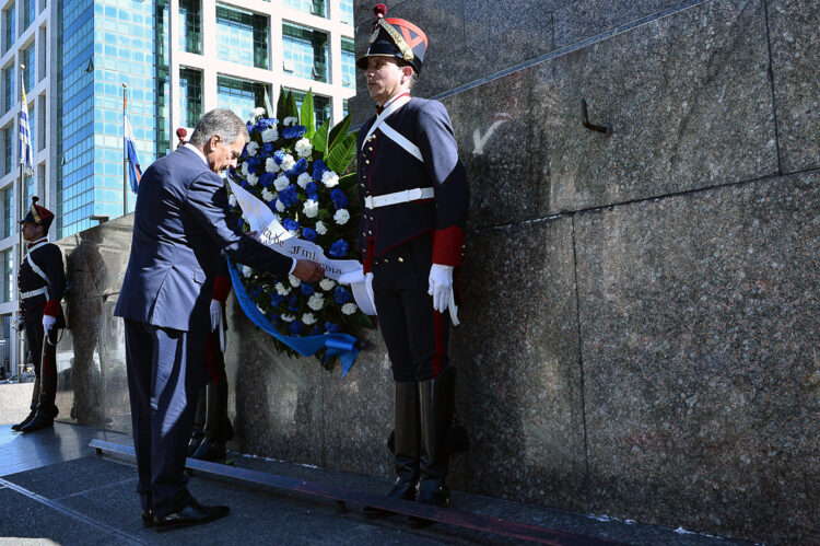  President Niinistö nedlade en krans vid minnesmärket över José Artigas i Montevideo den 17 augusti 2016. Foto: Presidencia de la Republica - ROU 