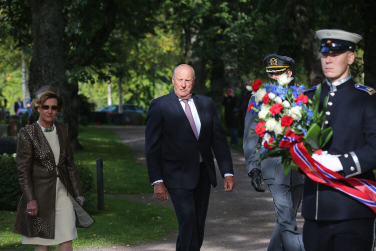 Kuningas Harald ja kuningatar Sonja laskivat seppeleet Hietaniemen hautausmaalle 6. syyskuuta. Kuva: Juhani Kandell/Tasavallan presidentin kanslia