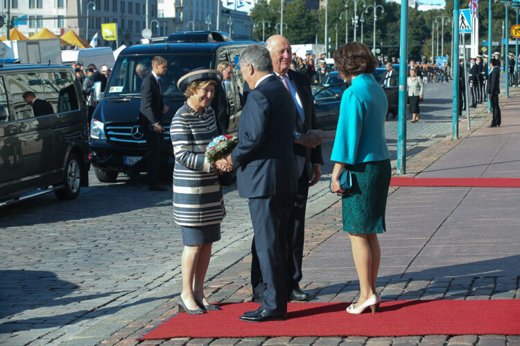  Presidenttipari otti vastaan Norjan kuningas Harald V:n ja kuningatar Sonjan valtiovierailulle tiistaina 6. syyskuuta. Kuva: Juhani Kandell/Tasavallan presidentin kanslia