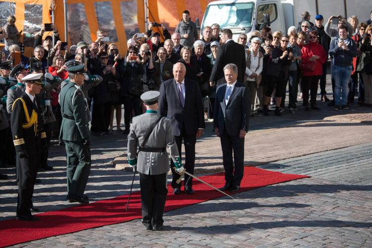  Kunniakomppanian tarkastus. Kauppatorilta seurasi vastaanottoseremonioita runsaasti väkeä aurinkoisessa säässä. Kuva: Matti Porre/Tasavallan presidentin kanslia