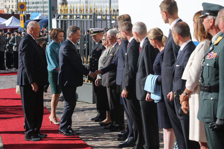  Presidentti Niinistö ja rouva Haukio tervehtivät Norjan delegaation. Kuva: Juhani Kandell/Tasavallan presidentin kanslia