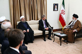 Iranin-vierailun päätti tapaaminen Iranin korkeimman johtajan Ali Khamenein kanssa. Tapaamisessa oli läsnä myös presidentti Rouhani. Kuva: Juhani Kandell/Tasavallan presidentin kanslia