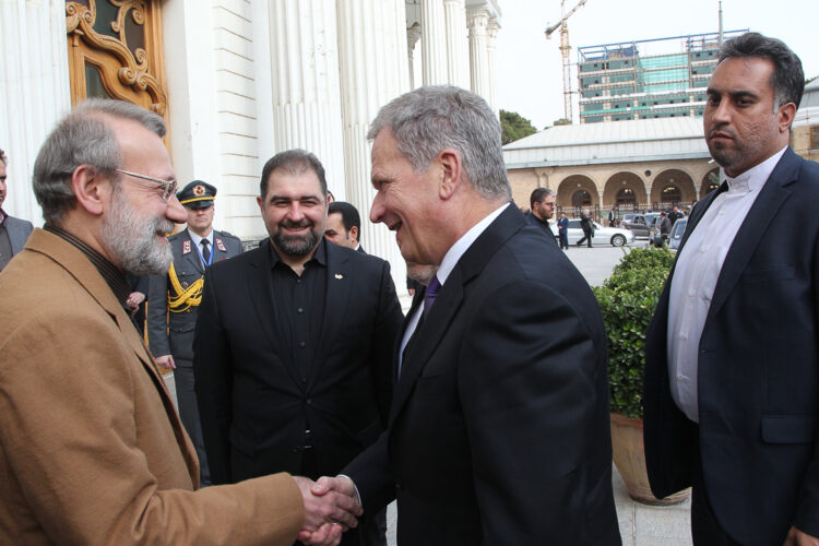 Presidentti Niinistö ja Iranin parlamentin puhemies Ali Larijan tervehtivät. Kuva: Juhani Kandell/Tasavallan presidentin kanslia