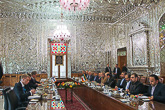 Keskusteluissa Iranin parlamentin puhemiehen Ali Larijanin kanssa. Kuva: Juhani Kandell/Tasavallan presidentin kanslia