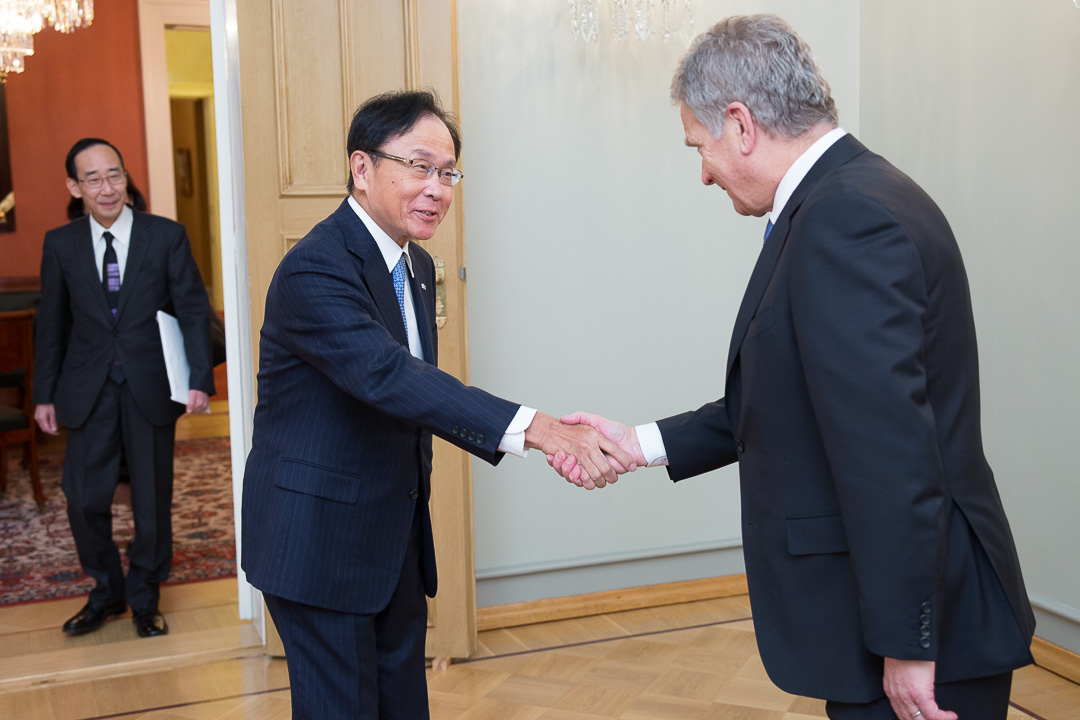 Keidanrenin Euroopan komitean puheenjohtaja Yoshio Sato kättelee presidentti Sauli Niinistöä. Kuva: Matti Porre/Tasavallan presidentin kanslia