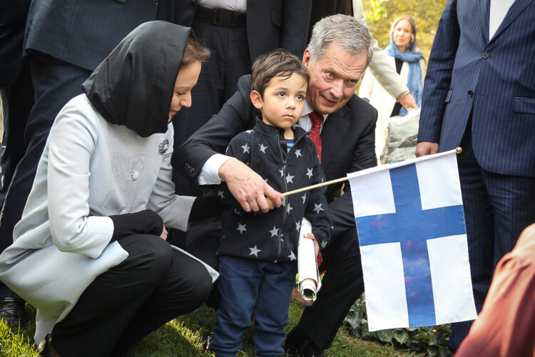  Suomalais-iranilainen Sam Runola, 3, antoi presidenttiparille oman piirustuksensa Mellat-puistossa Teheranissa. Kuva: Juhani Kandell/Tasavallan presidentin kanslia 