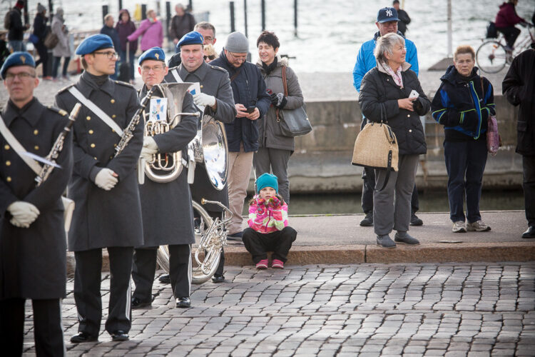 Kaartin soittokunta ja nuori kansalainen odottavat vierailun alkamista. Kuva: Matti Porre/Tasavallan presidentin kanslia