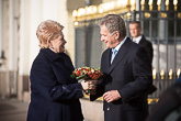 Tervetuloa Suomeen! Presidentti Sauli Niinistö ojensi Liettuan presidentti Dalia Grybauskaitėlle kukat. Kuva: Matti Porre/Tasavallan presidentin kanslia