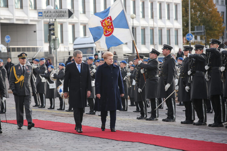 Kunniakomppanian tarkastus Pohjois-Esplanadilla. Kuva: Juhani Kandell/Tasavallan presidentin kanslia