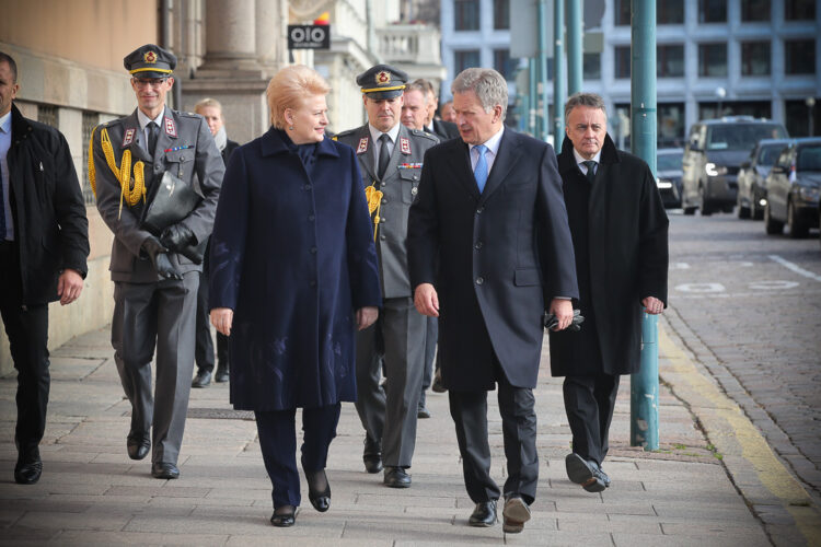 Presidentit kävelivät Linnalta kaupungintalolle, Helsingin kaupungin tarjoamalle lounaalle. Kuva: Juhani Kandell/Tasavallan presidentin kanslia